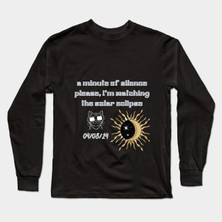 looking at the solar eclipse 2024 08/04/2024 Long Sleeve T-Shirt